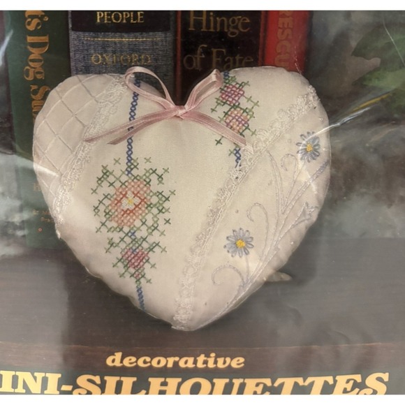 Vintage Mini Heart 6"x6" Stamped Cross Stitch Kit Mini-Silhouettes - Picture 2 of 3
